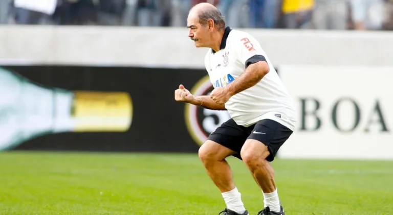 Ídolo do Corinthians, Rivellino elege  “time a ser batido” no futebol brasileiro: “Jogo feio”