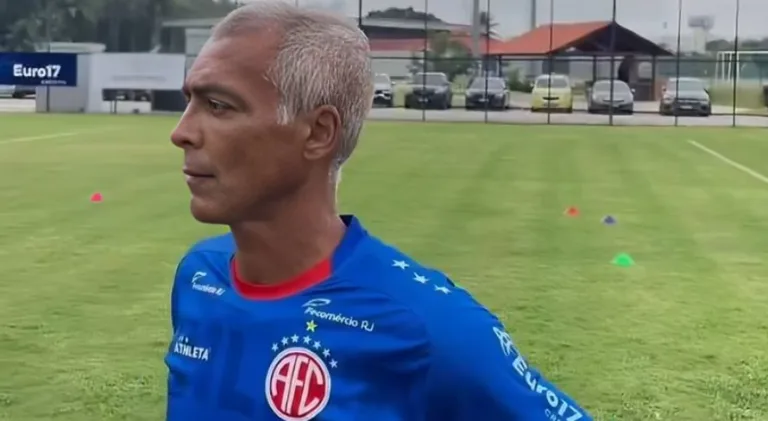 Romário é exaltado por Eric Faria após volta aos gramados: “Poucos conseguem”