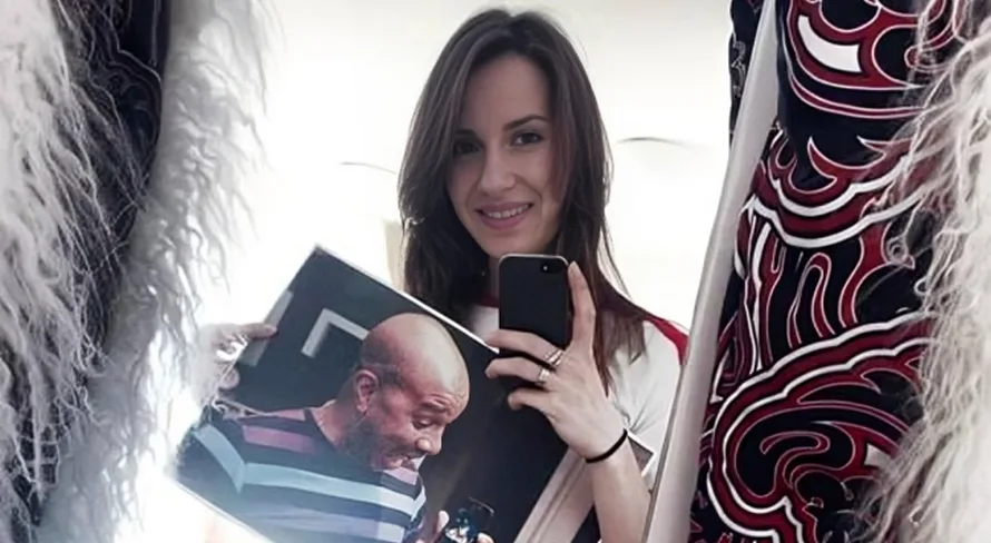 Atleta russa de curling presta homenagem a Anderson Leonardo, do Molejo