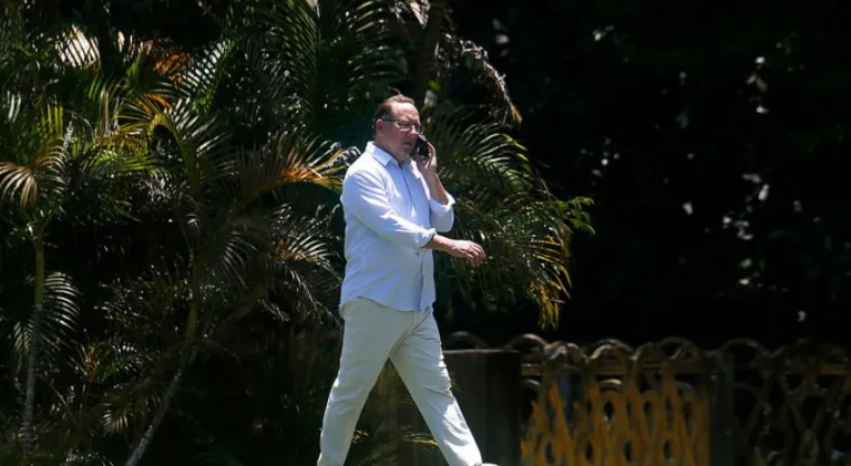 Veja a postura de John Textor, do Botafogo, com a arbitragem na França e Inglaterra