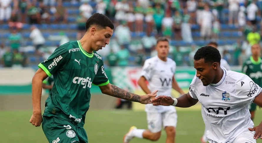 Manchester United faz investida em joia da base do Palmeiras