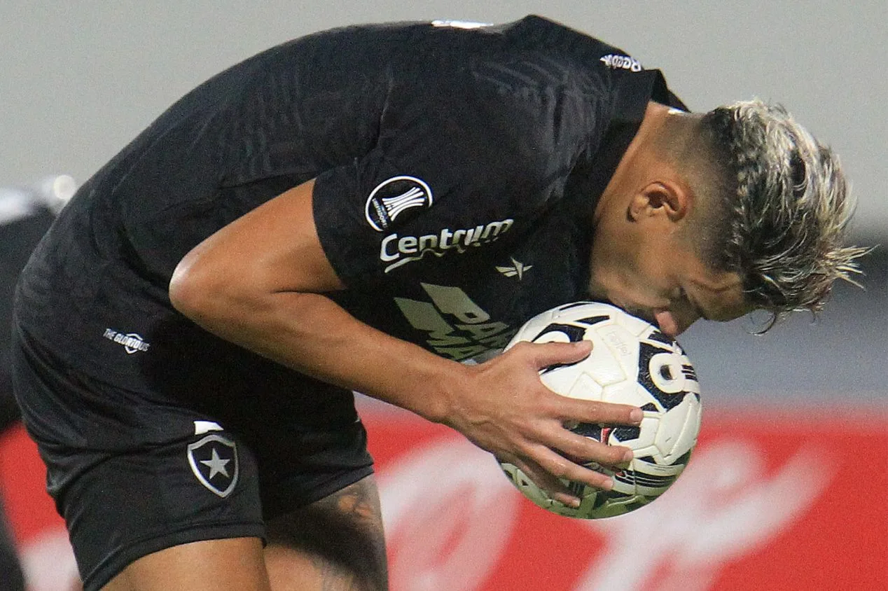 Tiquinho Soares desfalca o Botafogo contra o Flamengo pelo Brasileirão Série A