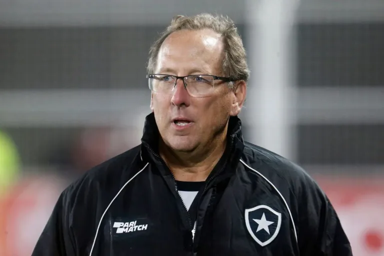 John Textor, do Botafogo, é suspenso e multado pelo STJD; saiba mais