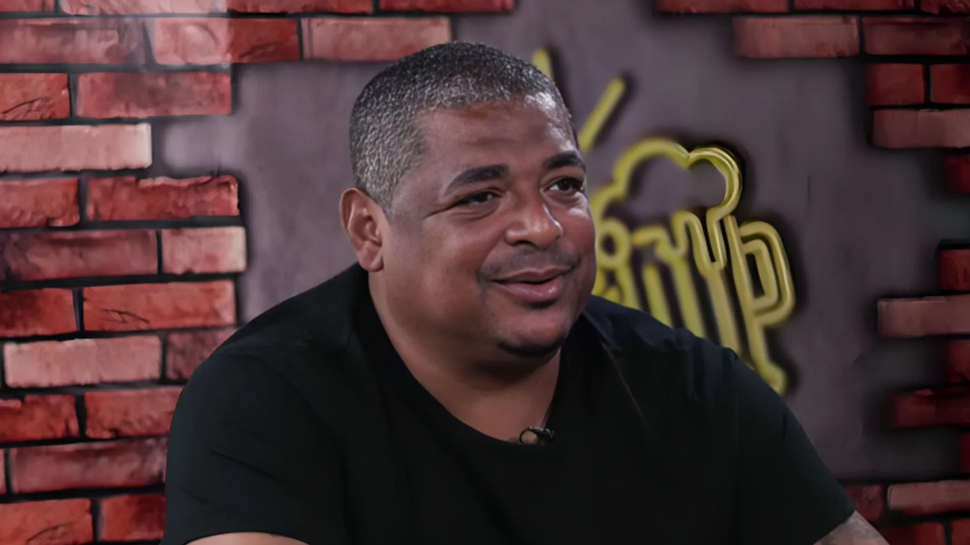 Vampeta indica craque especial do futebol brasileiro: “Melhor que eu já vi”