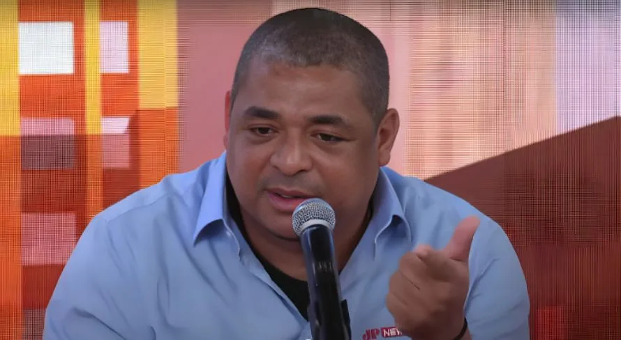 Vampeta aponta camisa 9 fora do comum atuando no Brasileirão: “Faz a diferença”