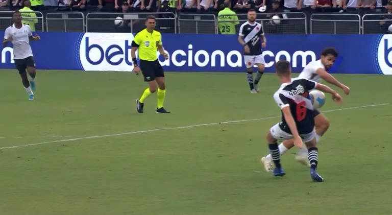 Ana Thaís contesta árbitro em polêmica com VAR em Vasco x Grêmio: “É isso o tempo todo”