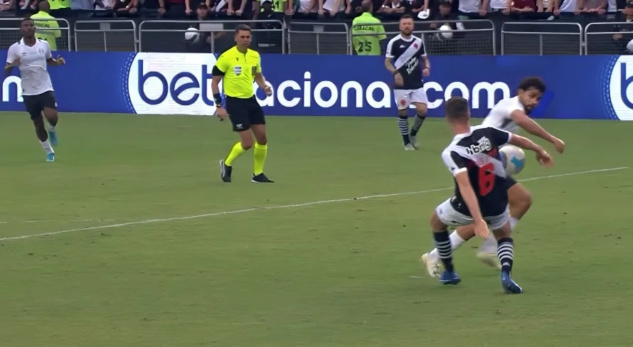 Ana Thaís contesta árbitro em polêmica com VAR em Vasco x Grêmio: “É isso o tempo todo”