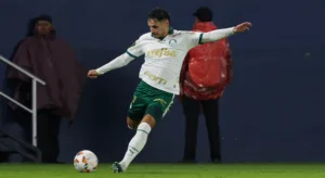 Raphael Veiga desabafa e admite que não vive bom momento no Palmeiras