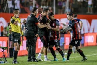 Vitória aproveita a passividade do Bahia e abre vantagem na decisão do estadual