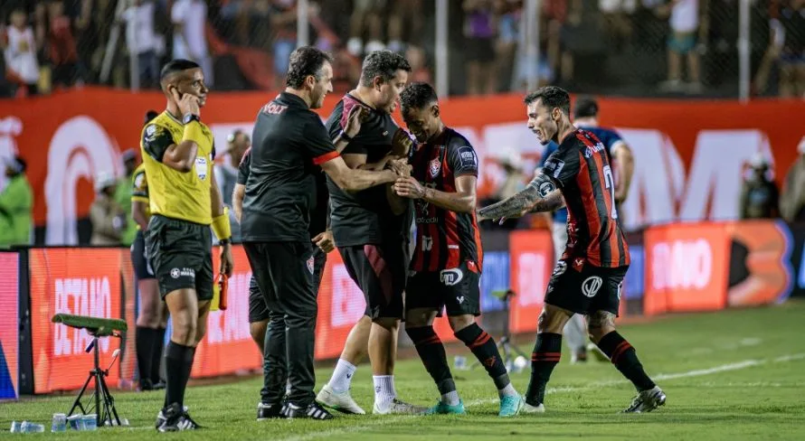 Vitória aproveita a passividade do Bahia e abre vantagem na decisão do estadual