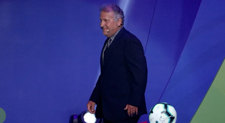 Rivellino coloca ex-camisa 10 da seleção brasileira no mesmo patamar de Zico