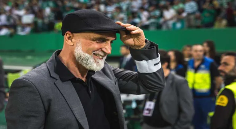 Técnico do Vasco fala sobre marca registrada e brinca com a calvície