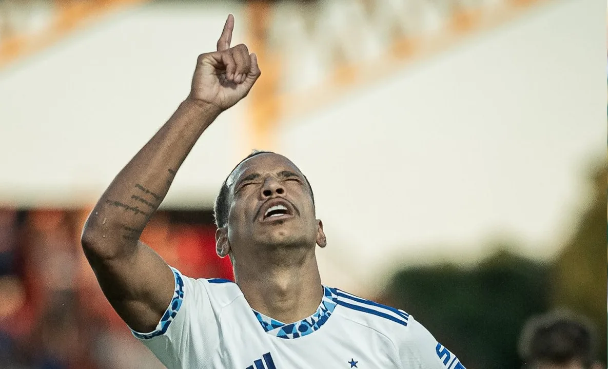 Matheus Pereira brilha em vitória do Cruzeiro sobre o Atlético-GO