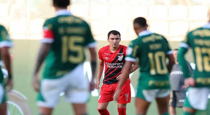 Athletico-PR supera o Palmeiras e assume a liderança do Brasileirão