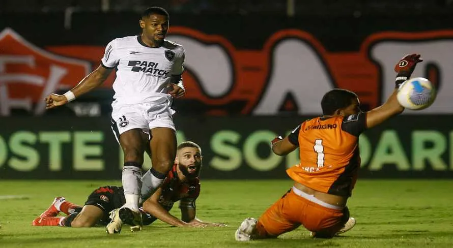 Botafogo vence o Vitória em um jogo marcado pelo tumulto na Copa do Brasil