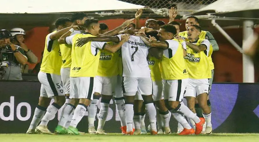 Botafogo abre o placar contra o Vitória na Copa do Brasil; veja