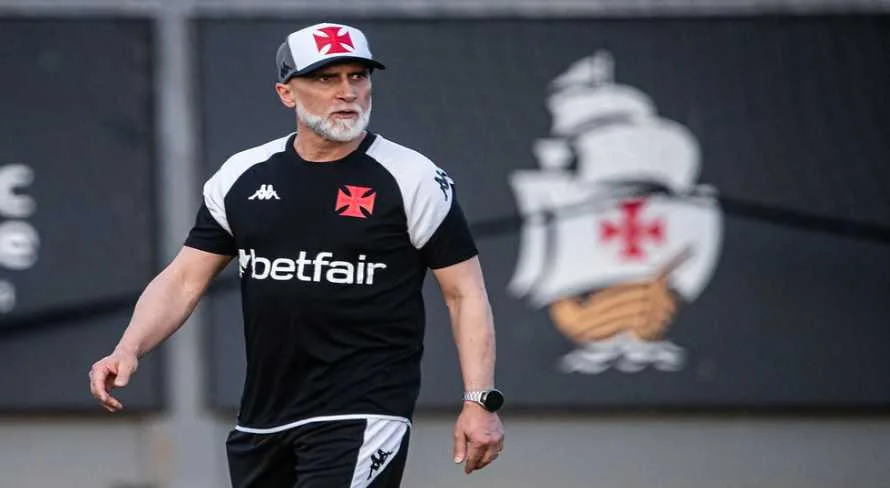 Álvaro Pacheco comanda o seu primeiro treino no CT do Vasco