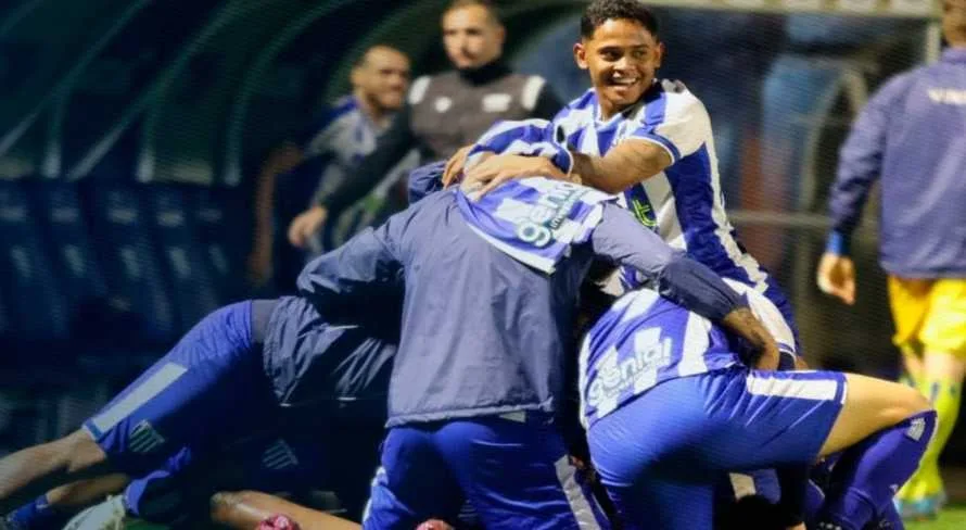 Avaí vence o Goiás e Santos mantém a liderança do Brasileirão Série B