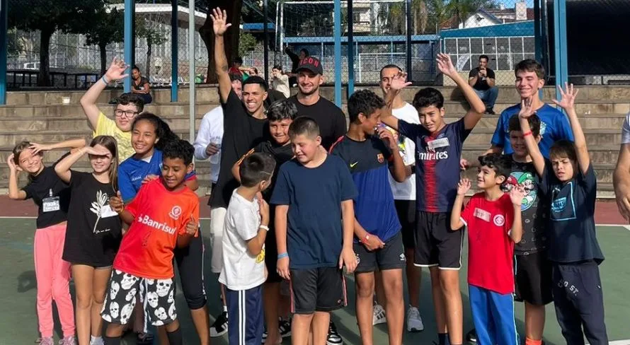 Alario, do Internacional, doa mantimentos e joga com vítimas de enchentes no RS