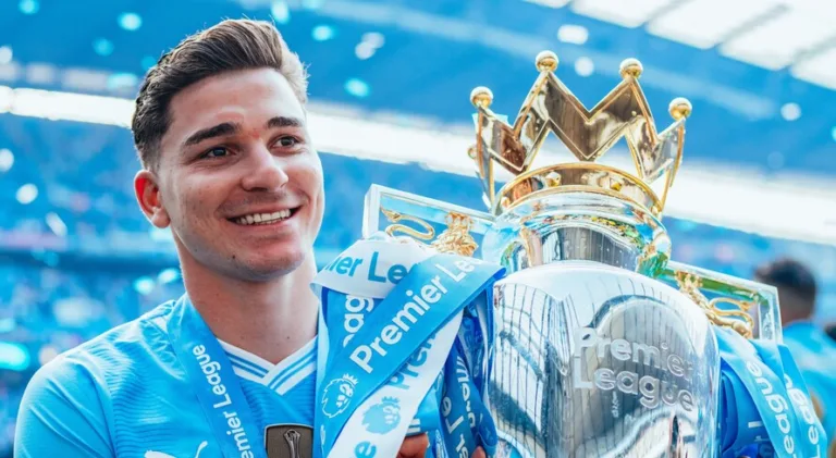 Julián Álvarez chega a 16 títulos com 24 anos após Manchester City levar a Premier League