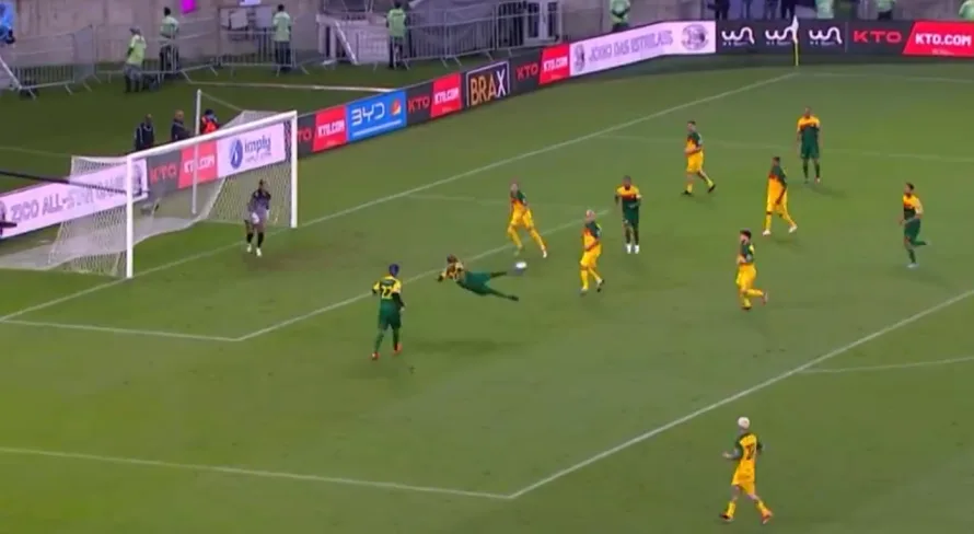 Junior Maestro brinca após golaço de Amaral: “Não é o normal da vida dele”