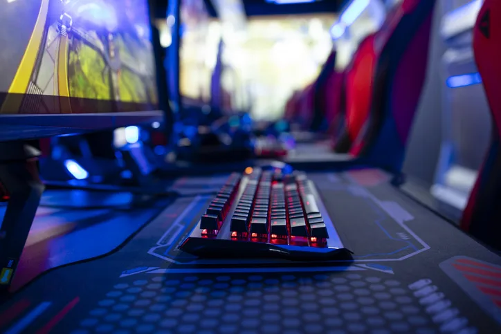 Vista de perto do teclado na sala de videogame. Indústria divertida
