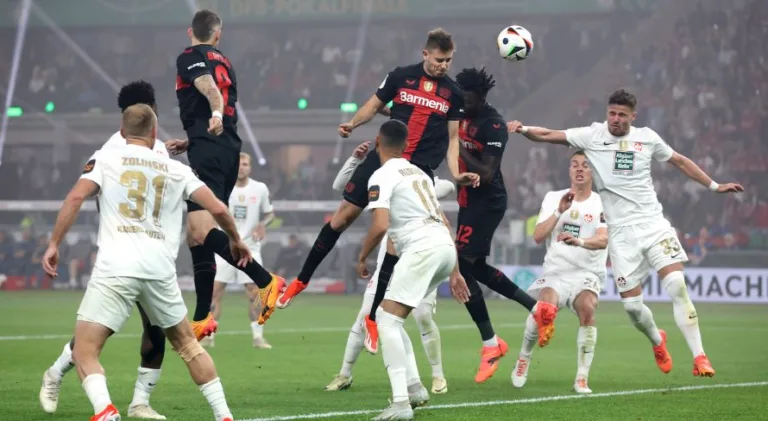 Mesmo com um a menos, Bayer Leverkusen derrota Kaiserslautern e conquista a Copa da Alemanha