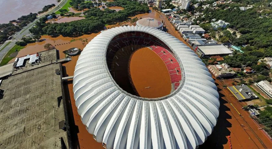 Thiago Maia, do Internacional, salva cachorros em meio às enchentes no RS