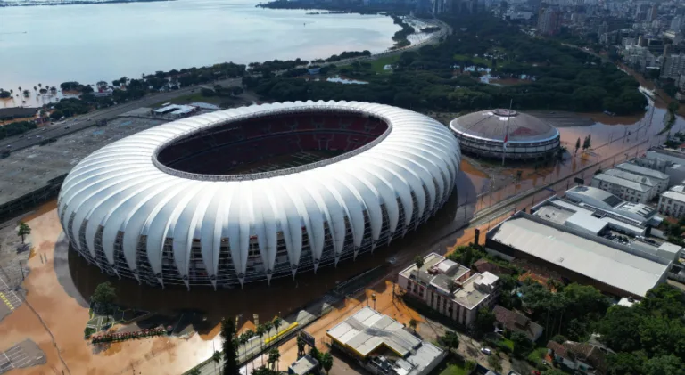 Milly Lacombe defende paralisação do futebol em meio à tragédia no RS