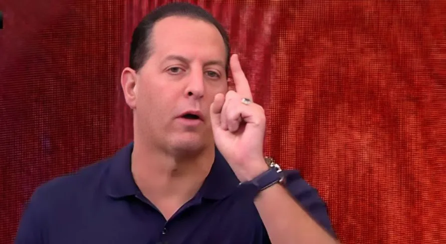 Benja cita comentarista da Globo ao reclamar de termos no futebol: “Me surpreende”