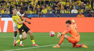 Gregor kobel evita gol de Dembelé em Borussia Dortmund x PSG na semifinal da Champions League. (Créditos: Alex Grimm/Getty Images)