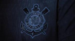 Corinthians lança novas camisas com foco no combate ao racismo