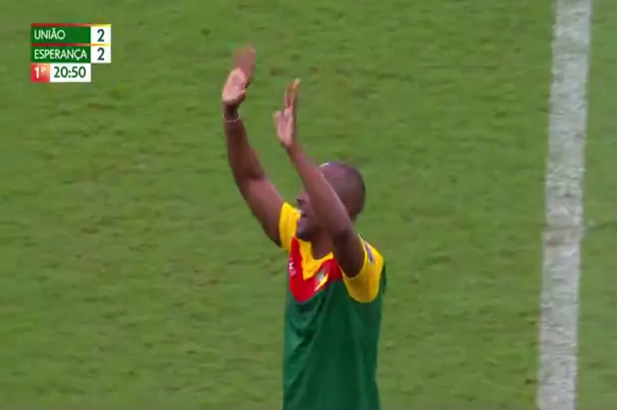 Thiaguinho perde sola de chuteira e é ironizado em Futebol Solidário; veja 