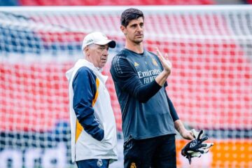 Carlo Ancelotti e Courtois conversam durante treinamento do Real Madrid