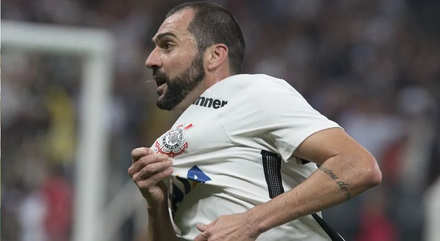 Danilo se coloca acima de ex-camisa 10 da seleção e craque histórico do Barcelona