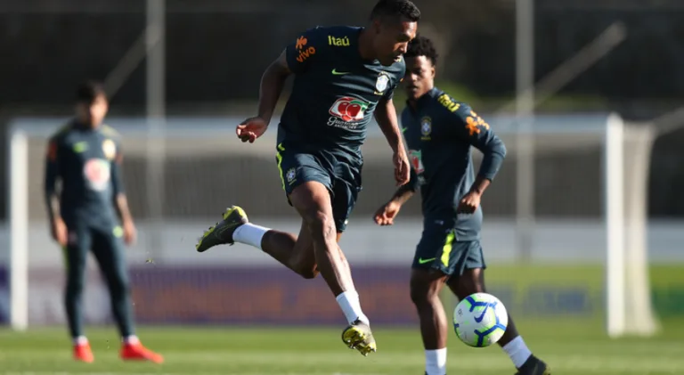 Ex-seleção brasileira, Alex Sandro é especulado no Grêmio e Nicola sala sobre a possibilidade da contratação