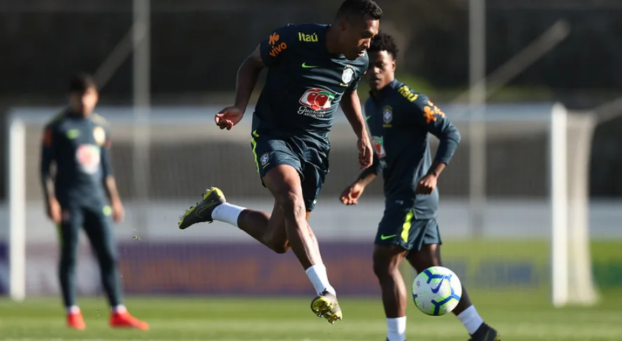 Ex-seleção brasileira, Alex Sandro é especulado no Grêmio e Nicola sala sobre a possibilidade da contratação