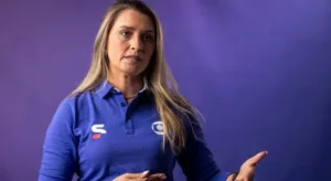 Ana Thaís sinaliza time “refém do sucesso” no futebol brasileiro: “Precisa virar a chave”