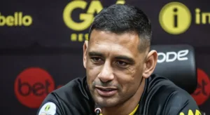 Diego Souza vê time do Brasileirão prejudicado pela arbitragem: “Piada ou covardia”