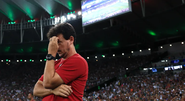 Torcedores picham Laranjeiras em protesto pela má fase do Fluminense; Diniz é alvo