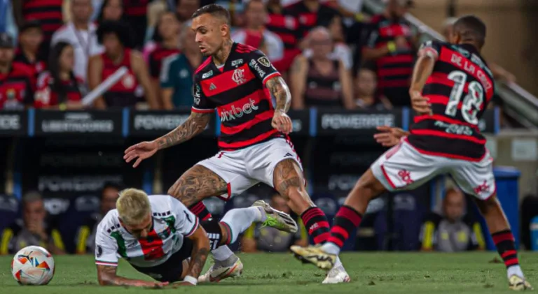 Elenco do Flamengo desembarca no Rio de Janeiro e torcedores pressionam; veja