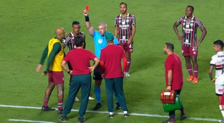 Elia Jr. detona postura de Fernando Diniz em derrota: “Desequilibrado”