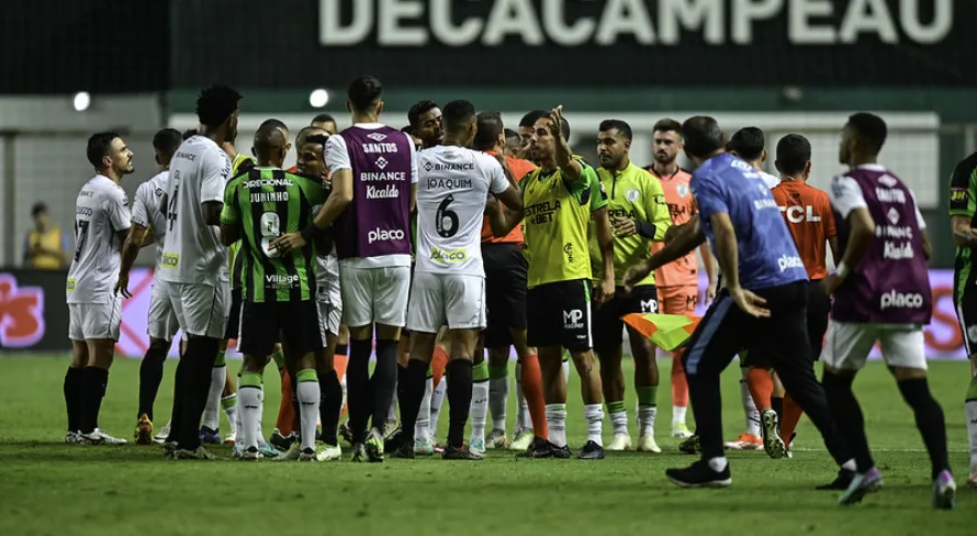 Elia Jr. abre o jogo sobre gol polêmico do América-MG contra o Santos: “Não concordo”