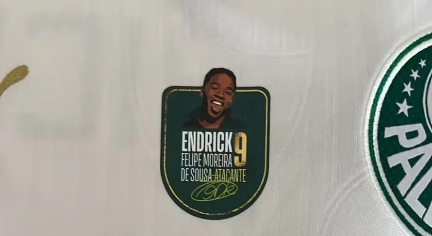 Endrick distribui camisas personalizadas para os funcionários do Palmeiras