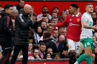Erik ten Hag passa instruções para Jadon Sancho no Manchester United