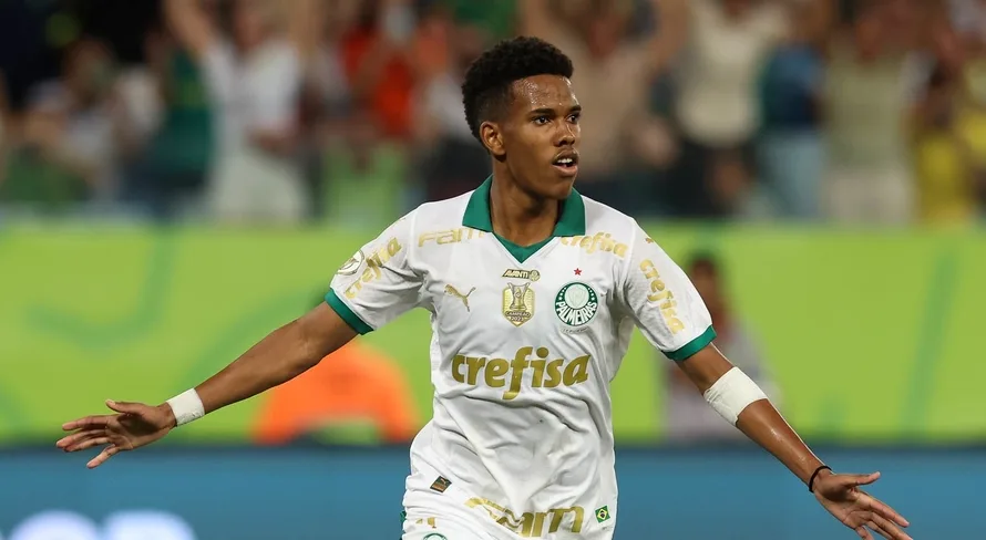 Estêvão revela inspiração ‘caseira’ para cobrança de pênalti pelo Palmeiras: “Bate muito bem”