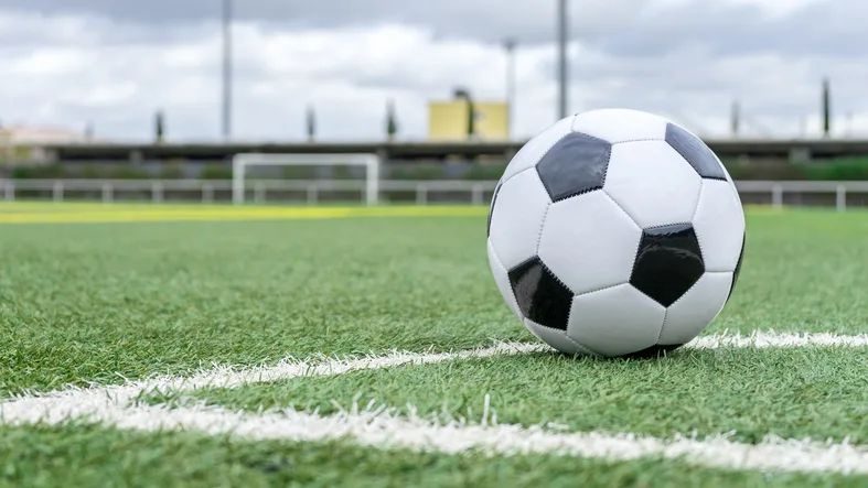 bola no campo de futebol