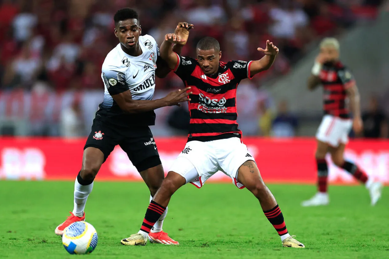 Narrador da Globo viraliza por fala em Flamengo x Corinthians: “à queima rosc…”