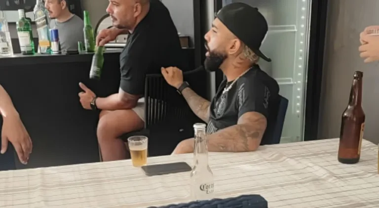 Gabigol faz promessa aos torcedores do Flamengo após vestir camisa do Corinthians