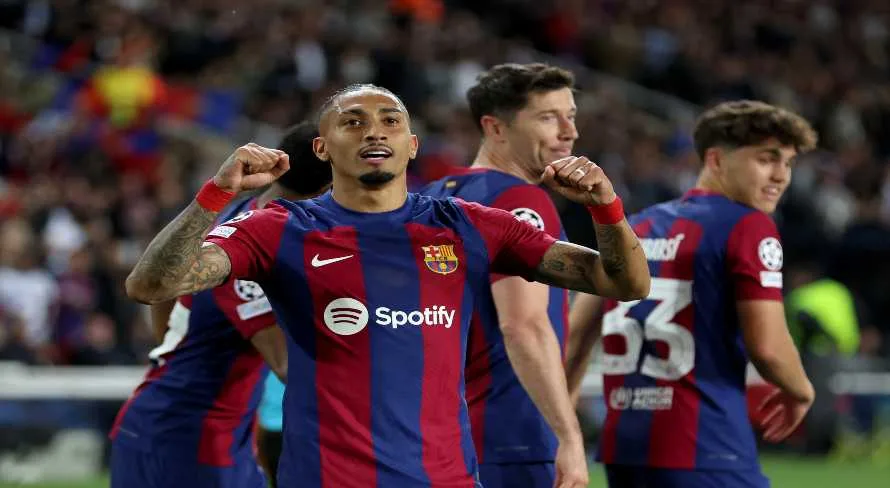 Manchester United monitora Raphinha, do Barcelona